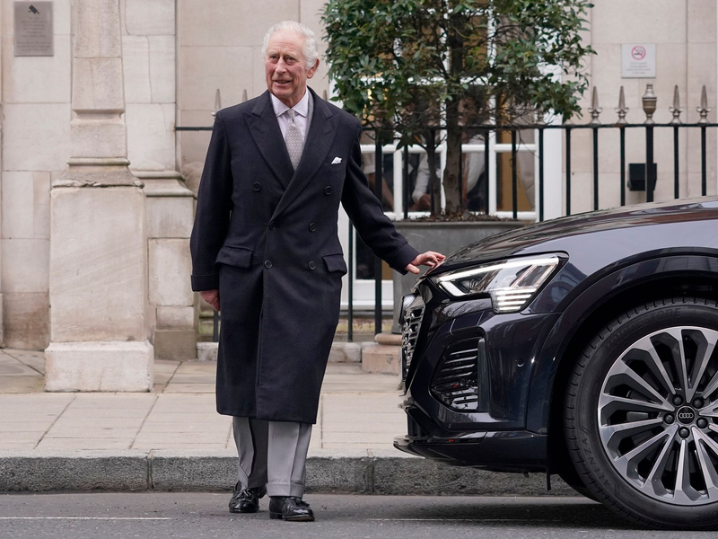 König Charles ist seit mehr als einem Jahr britischer Monarch, nachdem seine Mutter Königin Elizabeth II. im September 2022 gestorben war. - Foto: Alberto Pezzali/AP/dpa