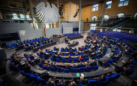 Auf die Frage, welche Koalitionen nach der nächsten Bundestagswahl gut wären, nannten den Angaben zufolge 36 Prozent ein Bündnis aus Union und SPD. - Foto: Michael Kappeler/dpa