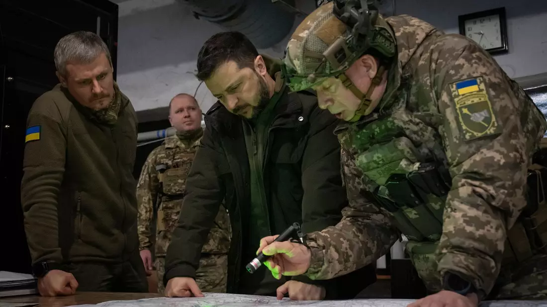Oberbefehlshaber Olexander Syrskyj (r), den Selenskyj (M) Medienberichten zufolge nach Streitigkeiten mit dessen Vorgänger auf den Posten gesetzt hat, trägt die Umbesetzung seines Umfelds zumindest in der Öffentlichkeit voll mit. - Bild: Efrem Lukatsky/AP/dpa