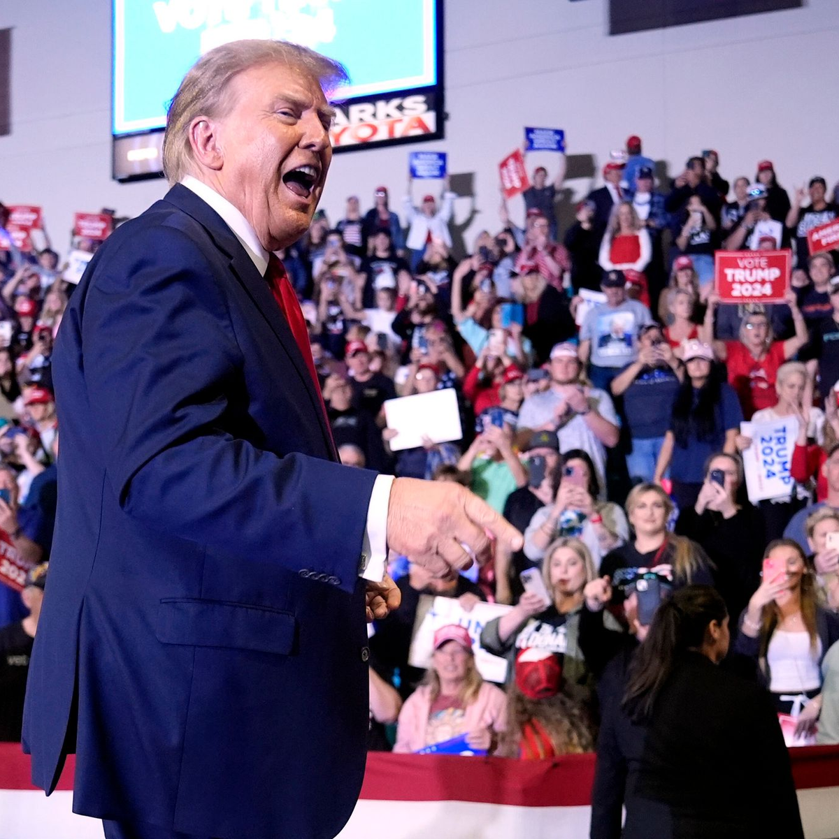 Blick aus der Air Force One beim Tiefflug über dem Stadion der Washington Commanders. - Foto: Manuel Balce Ceneta/AP/dpa