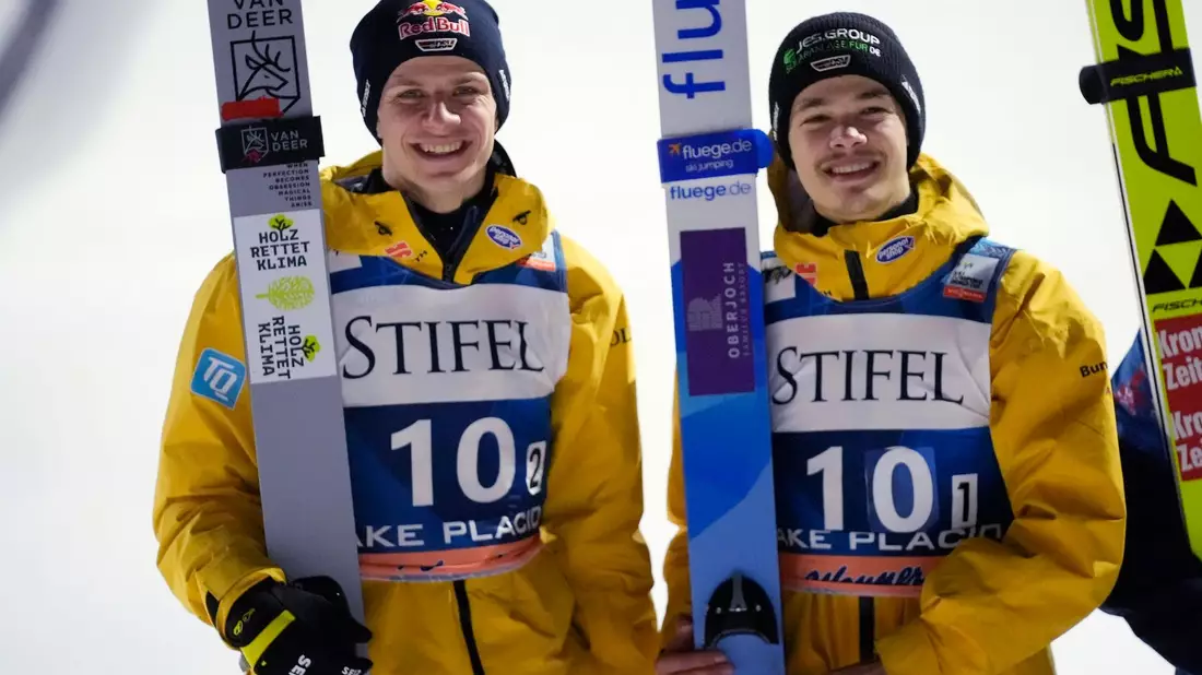 Andreas Wellinger (l) und Philipp Raimund aus Deutschland belegen beim Super-Team-Event in Lake Placid den zweiten Platz. - Bild: Robert F. Bukaty/AP/dpa