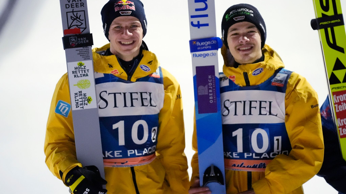 Andreas Wellinger (l) und Philipp Raimund aus Deutschland belegen beim Super-Team-Event in Lake Placid den zweiten Platz. - Foto: Robert F. Bukaty/AP/dpa