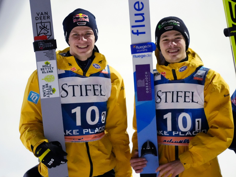 Andreas Wellinger (l) und Philipp Raimund aus Deutschland belegen beim Super-Team-Event in Lake Placid den zweiten Platz. - Foto: Robert F. Bukaty/AP/dpa