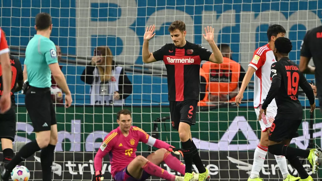 Als Josip Stanisic sein erst zweites Tor in der Fußball-Bundesliga erzielte, wirkte es so, als tue es ihm leid. - Bild: Federico Gambarini/dpa