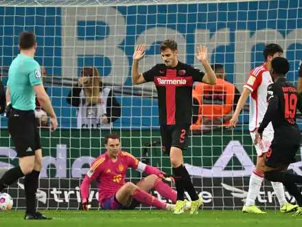 Als Josip Stanisic sein erst zweites Tor in der Fußball-Bundesliga erzielte, wirkte es so, als tue es ihm leid. - Foto: Federico Gambarini/dpa