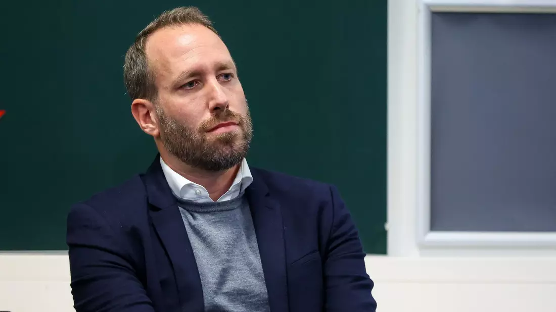 Der Geschäftsführer des Fußball-Bundesligisten FC Augsburg: Michael Ströll. - Bild: Christian Kolbert/dpa