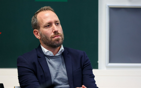 Der Geschäftsführer des Fußball-Bundesligisten FC Augsburg: Michael Ströll. - Foto: Christian Kolbert/dpa