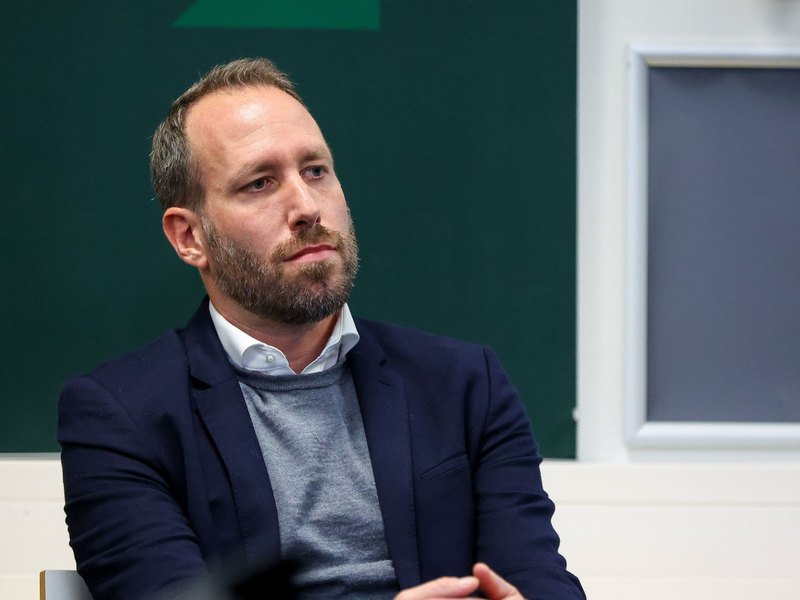 Der Geschäftsführer des Fußball-Bundesligisten FC Augsburg: Michael Ströll. - Foto: Christian Kolbert/dpa
