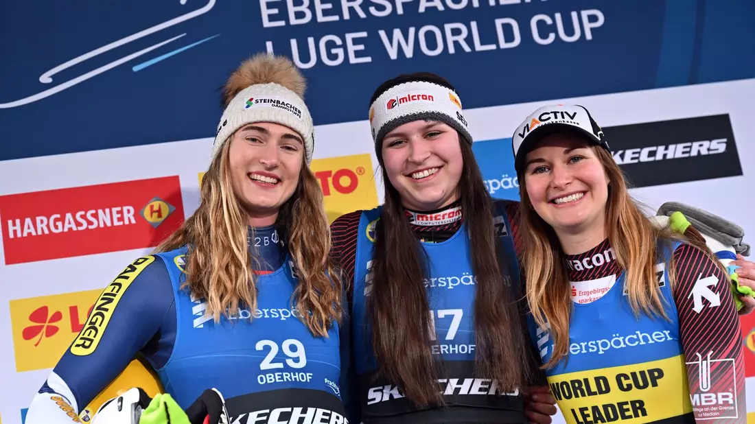 Die Österreicherin Madeleine Egle (l), Merle Fräbel (M) und Julia Taubitz (r)bei der Flower Ceremony. - Bild: Martin Schutt/dpa