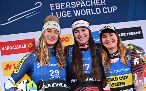 Die Ăsterreicherin Madeleine Egle (l), Merle FrĂ€bel (M) und Julia Taubitz (r)bei der Flower Ceremony. - Foto: Martin Schutt/dpa Die Ăsterreicherin Madeleine Egle (l), Merle FrĂ€bel (M) und Julia Taubitz (r)bei der Flower Ceremony. - Foto: Martin Schutt/dpa