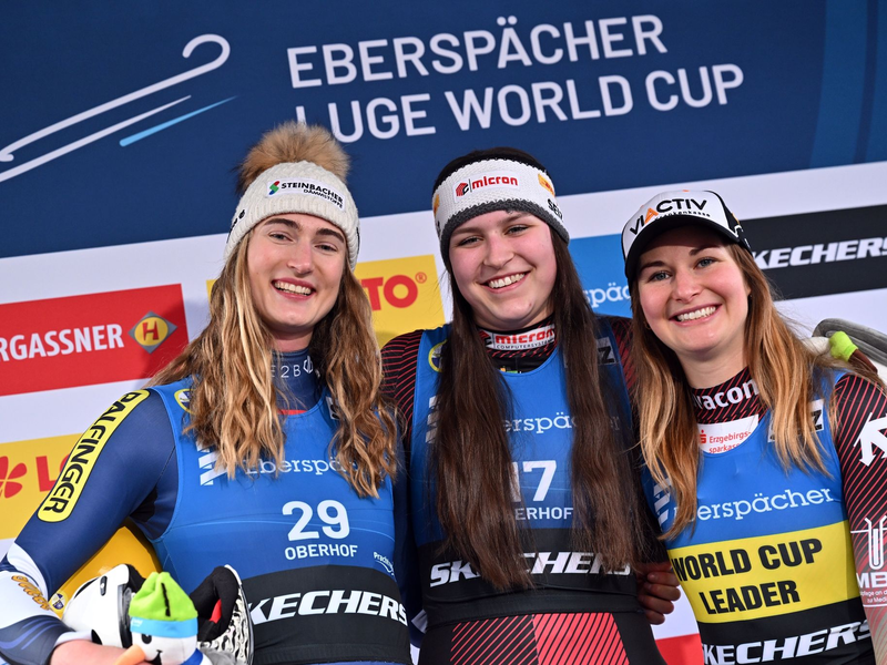Die Österreicherin Madeleine Egle (l), Merle Fräbel (M) und Julia Taubitz (r)bei der Flower Ceremony. - Foto: Martin Schutt/dpa