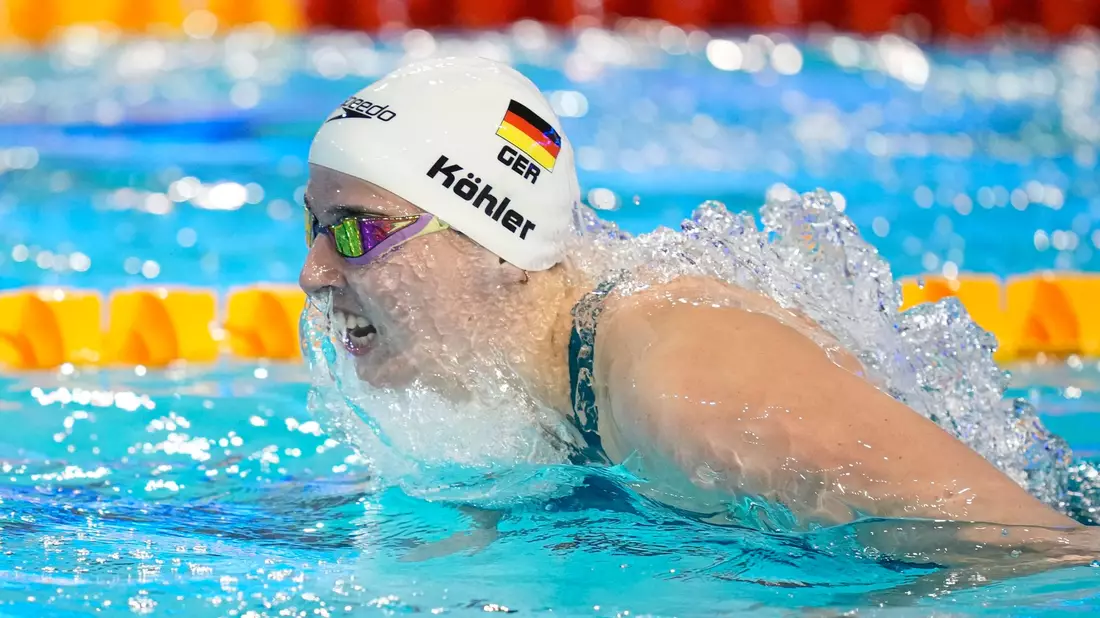 Steht über 100 Meter Schmetterling im Halbfinale der Schwimm-WM in Katar: Angelina Köhler. - Bild: Andreea Alexandru/AP/dpa/Archivbild