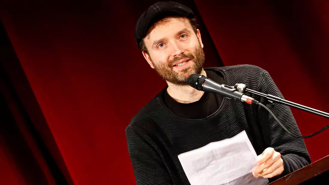 Marc-Uwe Kling: Erstes Buch mit seinen Töchtern / Spazieren gehen - und dabei einen Roman schreiben: So entstand die Fantasy-Krimi-Komödie Der Spurenfinder der Berliner Schriftsteller-Familie - Bild: presseportal.de