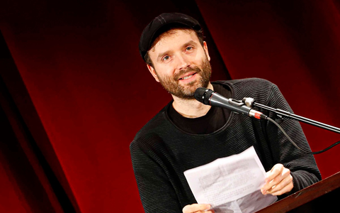 Marc-Uwe Kling: Erstes Buch mit seinen Töchtern / Spazieren gehen - und dabei einen Roman schreiben: So entstand die Fantasy-Krimi-Komödie Der Spurenfinder der Berliner Schriftsteller-Familie - Foto: presseportal.de