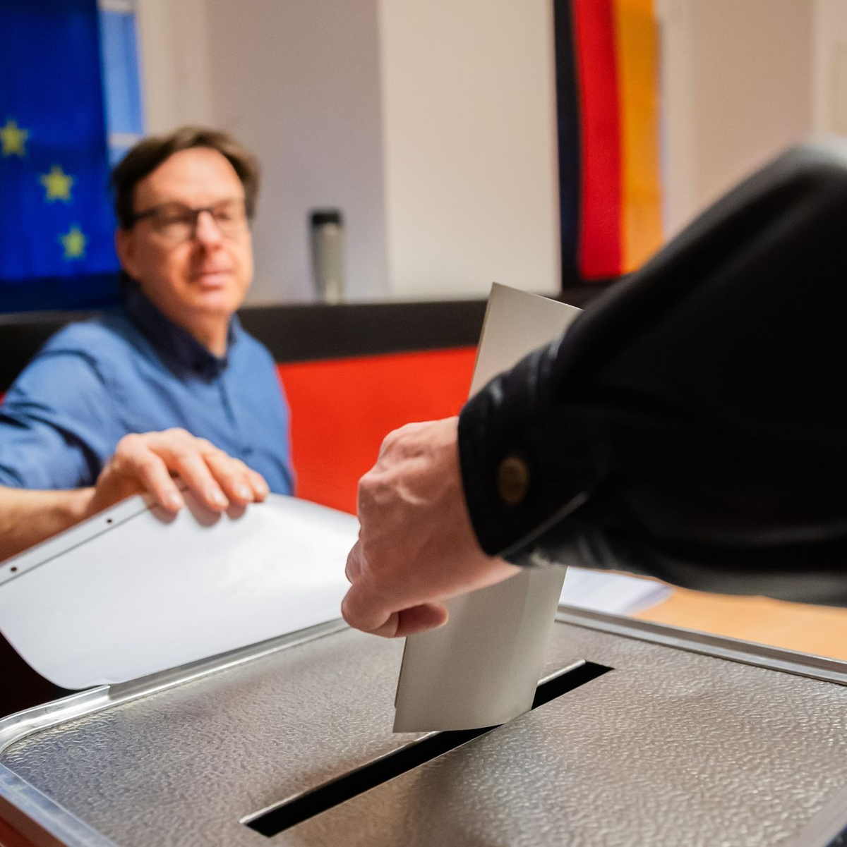 Ein Wähler wirft in einem Wahllokal in Berlin-Pankow den Wahlzettel in die Urne. - Foto: Christoph Soeder/dpa