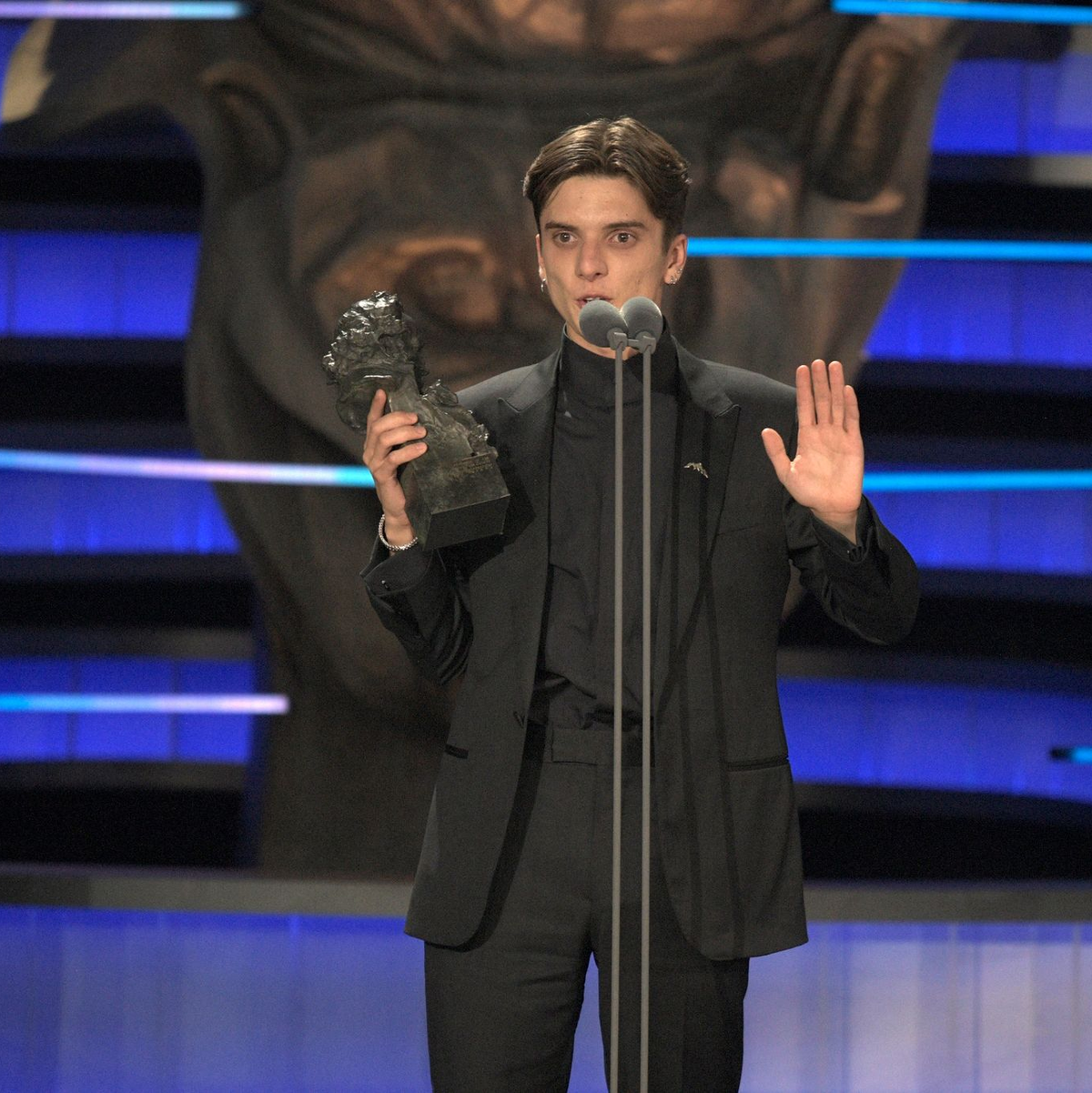 Der Schauspieler Matías Recalt erhält den Goya-Preis für «Die Schneegesellschaft». - Foto: Jose Oliva/Europa Press via AP/dpa