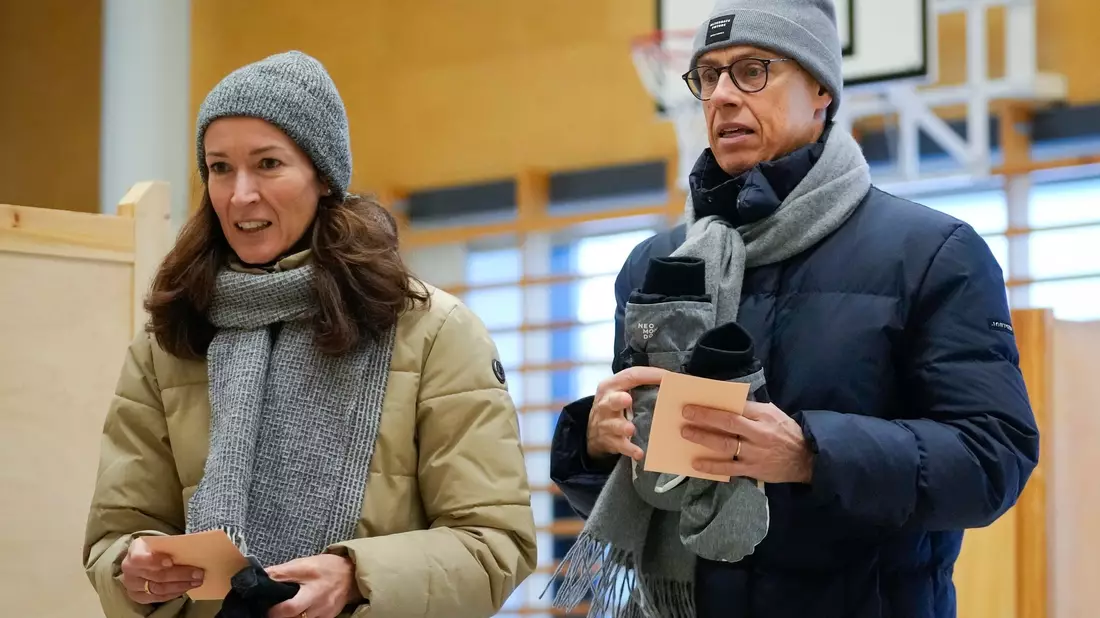 Alexander Stubb und seine Frau Suzanne Innes-Stubb bei der Stimmabgabe in Espoo. Der frühere Regierungschef geht als leichter Favorit in die Stichwahl. - Bild: Sergei Grits/AP/dpa