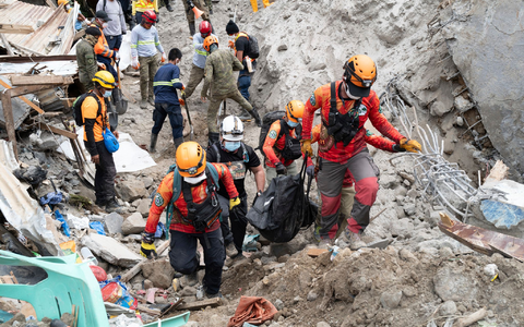 Rettungskräfte tragen ein Opfer aus dem von einem Erdrutsch betroffenen Dorf Masara. Die Zahl der Toten stieg auf 37. - Foto: Uncredited/AP/dpa