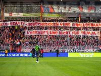 Uion-Fans zeigen in der Alten Försterei Banner, die sich gegen den geplanten Investoren-Deal der DFL richten. - Foto: Andreas Gora/dpa