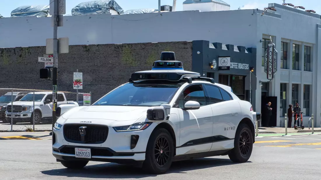 Ein selbstfahrendes Auto der Google-Schwesterfirma Waymo ist im Straßenverkehr von San Francisco unterwegs. - Bild: Andrej Sokolow/dpa
