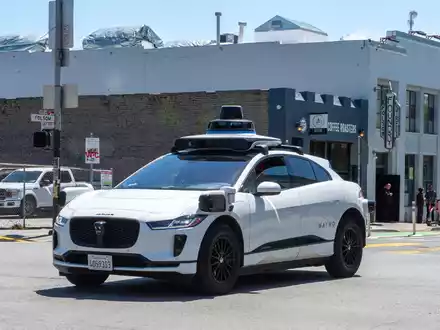 Ein selbstfahrendes Auto der Google-Schwesterfirma Waymo ist im Straßenverkehr von San Francisco unterwegs. - Foto: Andrej Sokolow/dpa