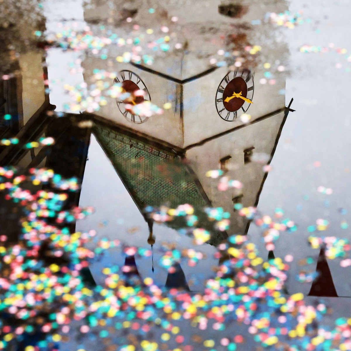 Der Kirchturm der Kirche St. Georg in Riedlingen in Baden-Württemberg spiegelt sich in einer Pfütze. - Foto: Thomas Warnack/dpa