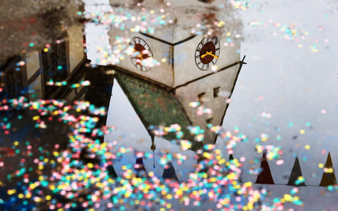 Der Kirchturm der Kirche St. Georg in Riedlingen in Baden-Württemberg spiegelt sich in einer Pfütze. - Foto: Thomas Warnack/dpa Der Kirchturm der Kirche St. Georg in Riedlingen in Baden-Württemberg spiegelt sich in einer Pfütze. - Foto: Thomas Warnack/dpa
