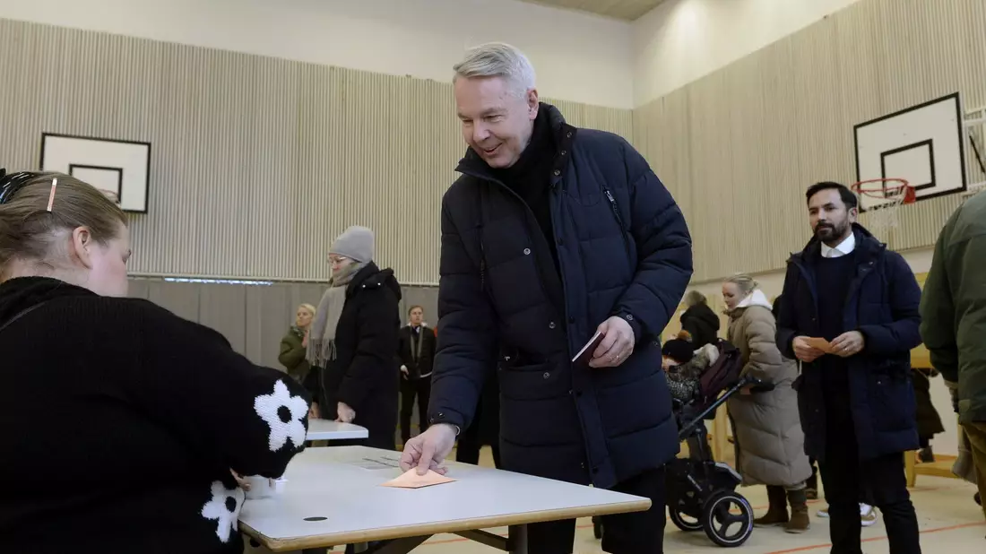 Präsidentschaftskandidat Pekka Haavisto gibt seine Stimme in Helsinki ab. - Bild: Mikko Stig/Lehtikuva/AP/dpa