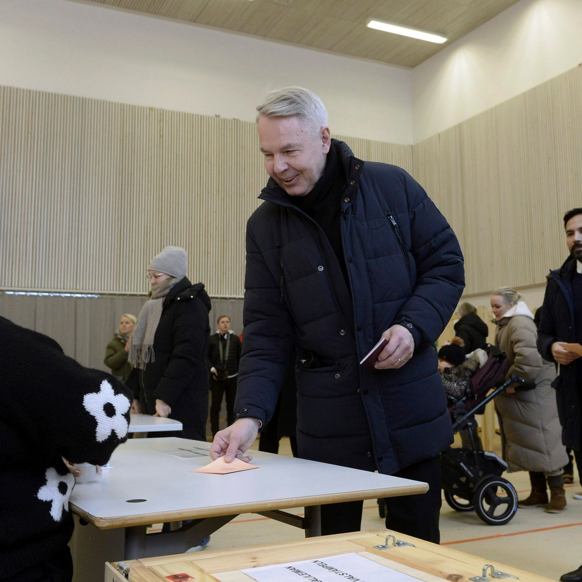 Präsidentschaftskandidat Pekka Haavisto gibt seine Stimme in Helsinki ab. - Foto: Mikko Stig/Lehtikuva/AP/dpa