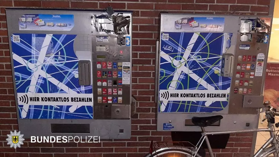 Bundespolizeidirektion München: Aufgebrochene Zigarettenautomaten mit 10.300 EUR Sachschaden - Raub von 94 EUR - Bedrohung und Beleidigung mit Fußballhintergrund - Bild: presseportal.de