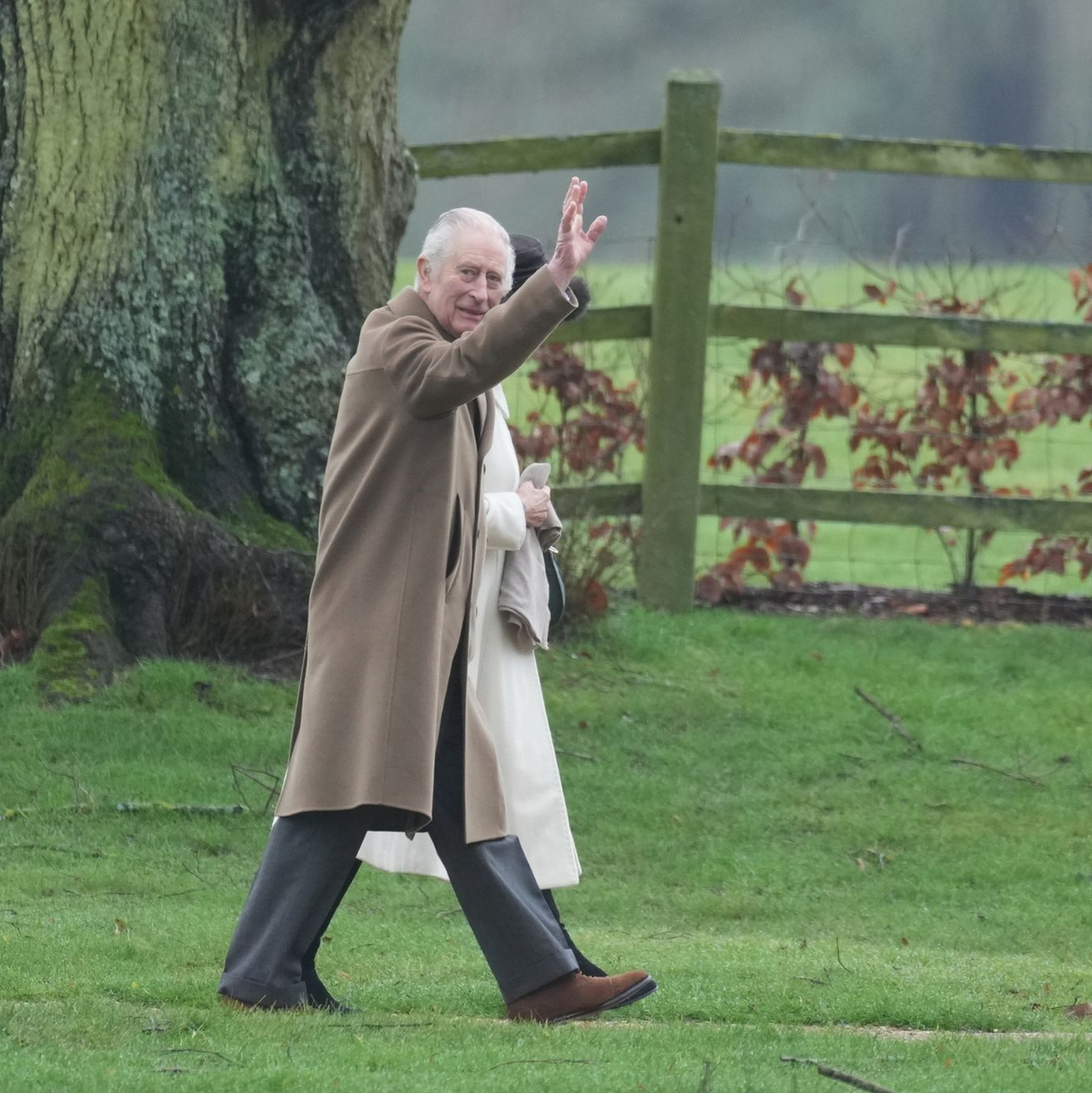 König Charles III. (vorne,l) und Königin Camilla kommen zu einem Sonntagsgottesdienst in der St. Mary Magdalene Church in Sandringham, Norfolk. - Foto: Pa/PA Wire/dpa