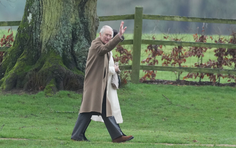 König Charles III. und Königin Camilla verlassen Mitte Februar einen Sonntagsgottesdienst in der St. Mary Magdalene Church. - Foto: Pa/PA Wire/dpa