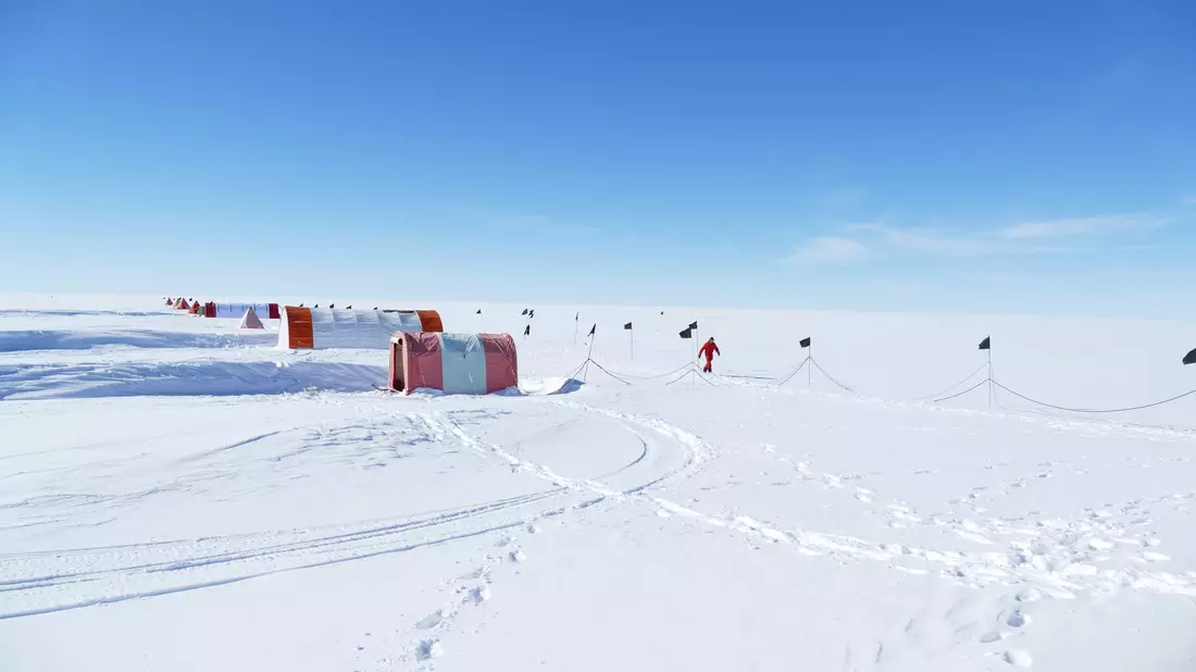 Bohr- und Wohnzelte einer Expedition am Skytrain Ice Rise in der Westantarktis. - Bild: Eric Wolff/dpa