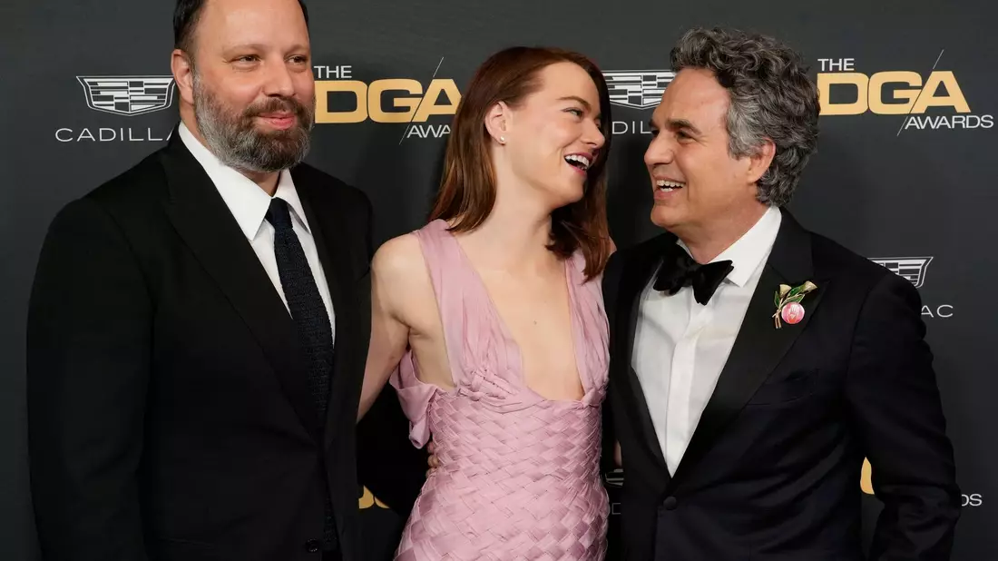 Regisseur Yorgos Lanthimos (l-r) mit den Darstellern Emma Stone und Mark Ruffalo bei der Verleihung der Directors Guild of America Awards (DGA) Awards. - Bild: Chris Pizzello/Invision/AP/dpa