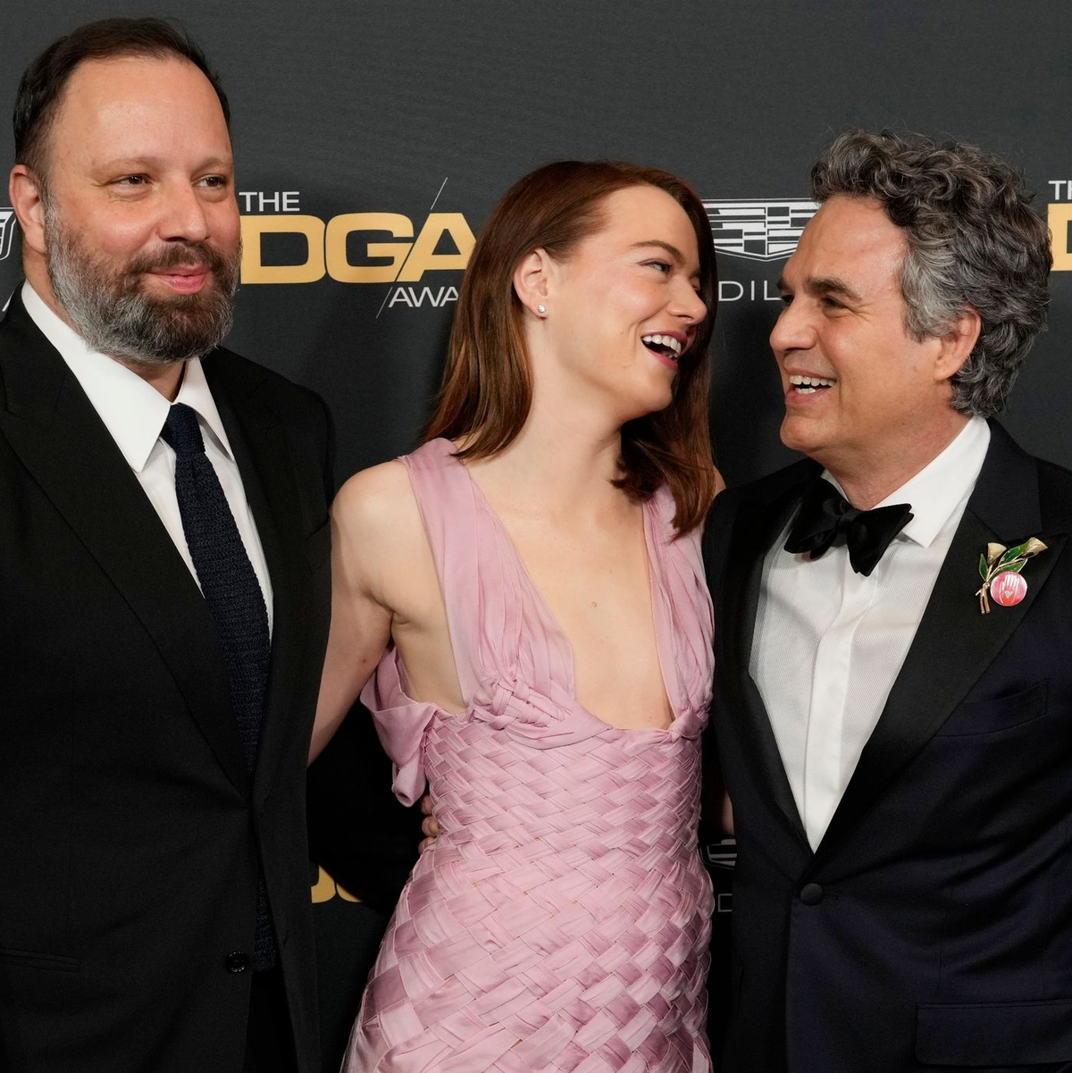 Regisseur Yorgos Lanthimos (l-r) mit den Darstellern Emma Stone und Mark Ruffalo bei der Verleihung der Directors Guild of America Awards (DGA) Awards. - Foto: Chris Pizzello/Invision/AP/dpa