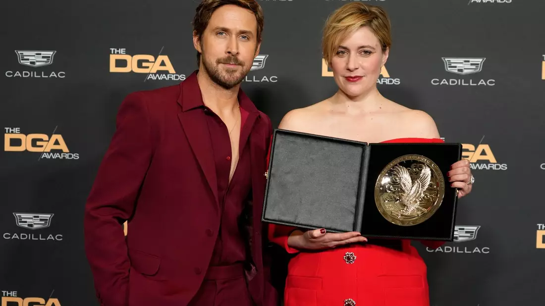 Ryan Gosling (l) mit «Barbie«-Regisseurin   Greta Gerwig bei den Directors Guild of America Awards (DGA) Awards. - Bild: Chris Pizzello/Invision/AP/dpa