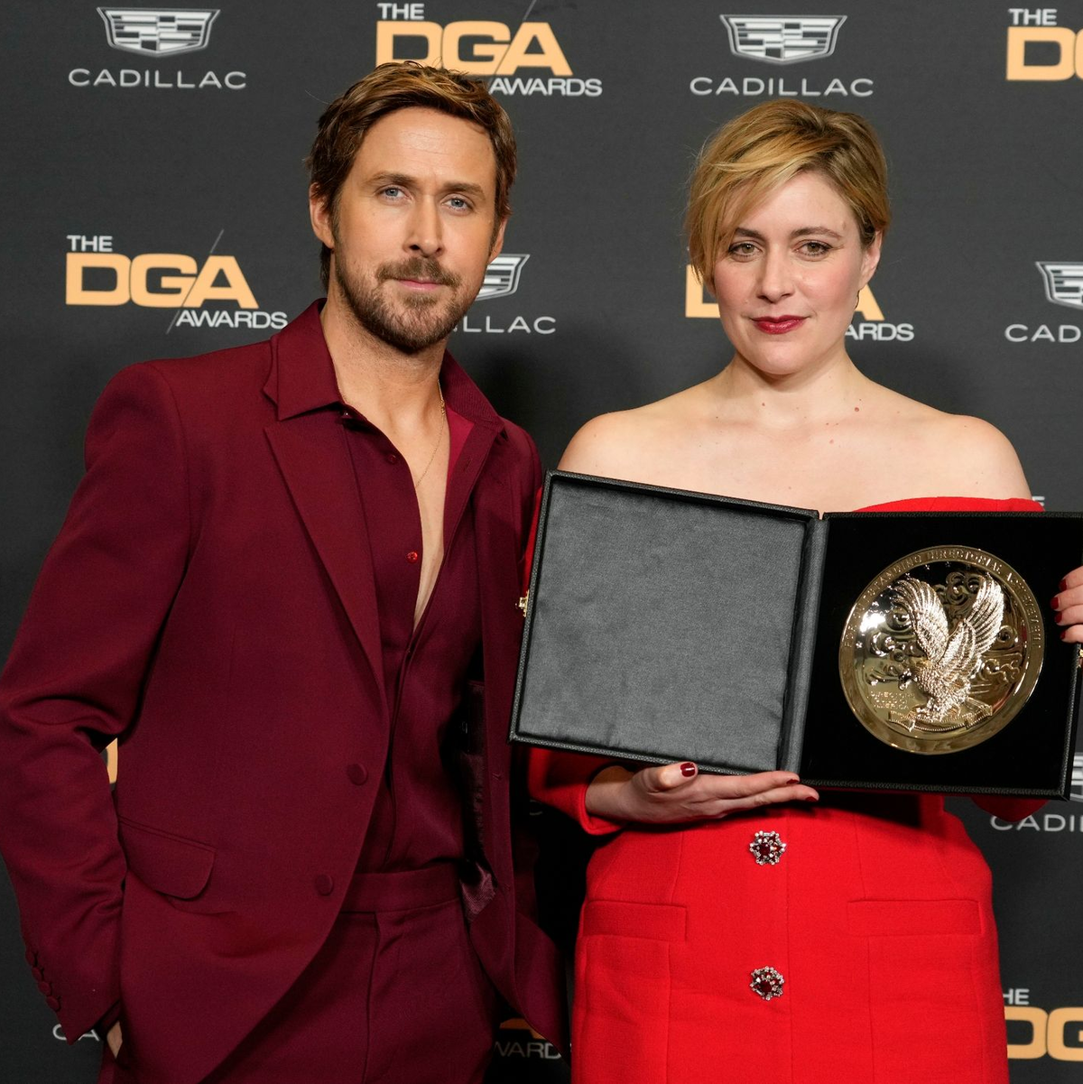 Ryan Gosling (l) mit «Barbie«-Regisseurin   Greta Gerwig bei den Directors Guild of America Awards (DGA) Awards. - Foto: Chris Pizzello/Invision/AP/dpa