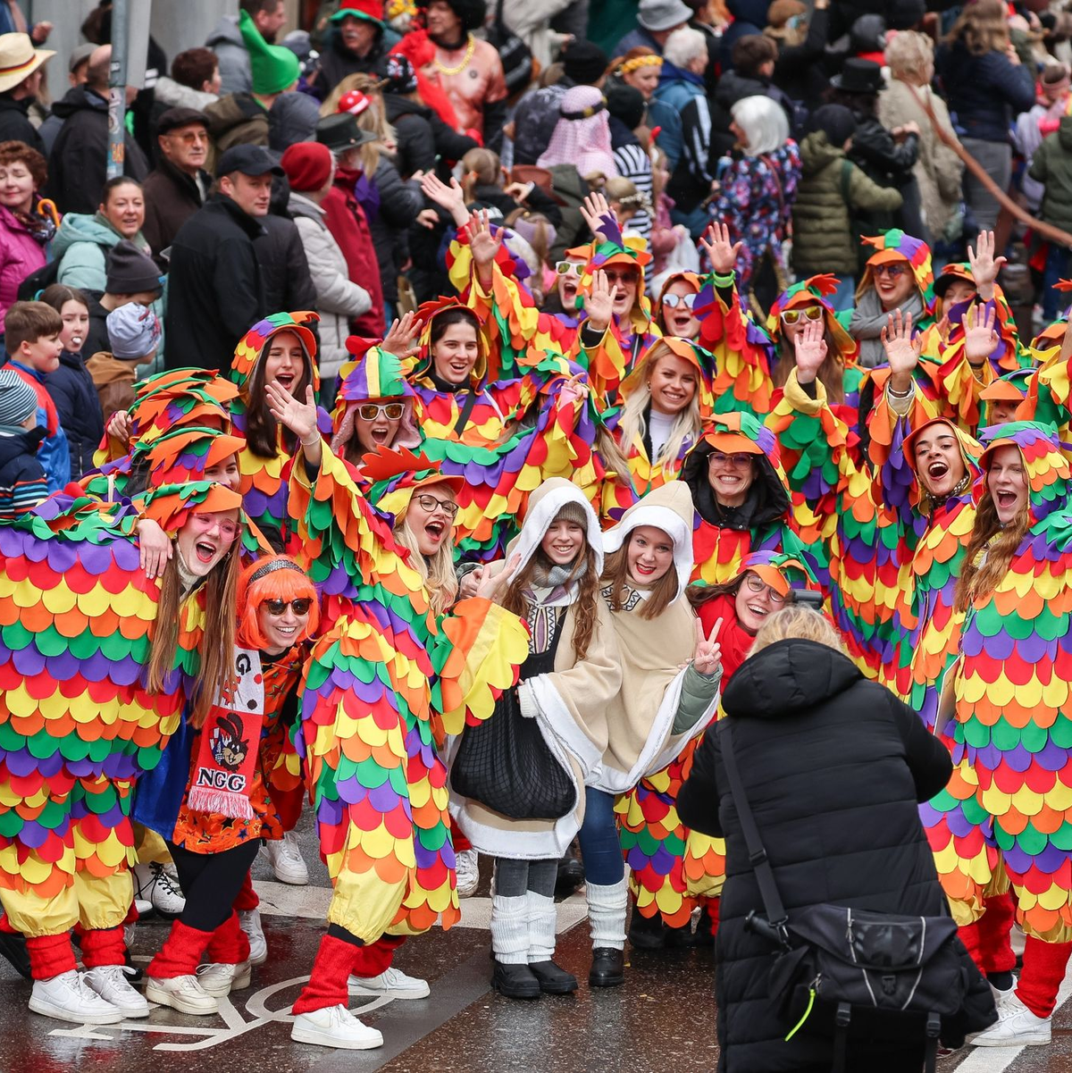 Narrinnen und Narren haben sich beim Faschingsumzug in Würzburg als Dalmatiner verkleidet. - Foto: Daniel Löb/dpa