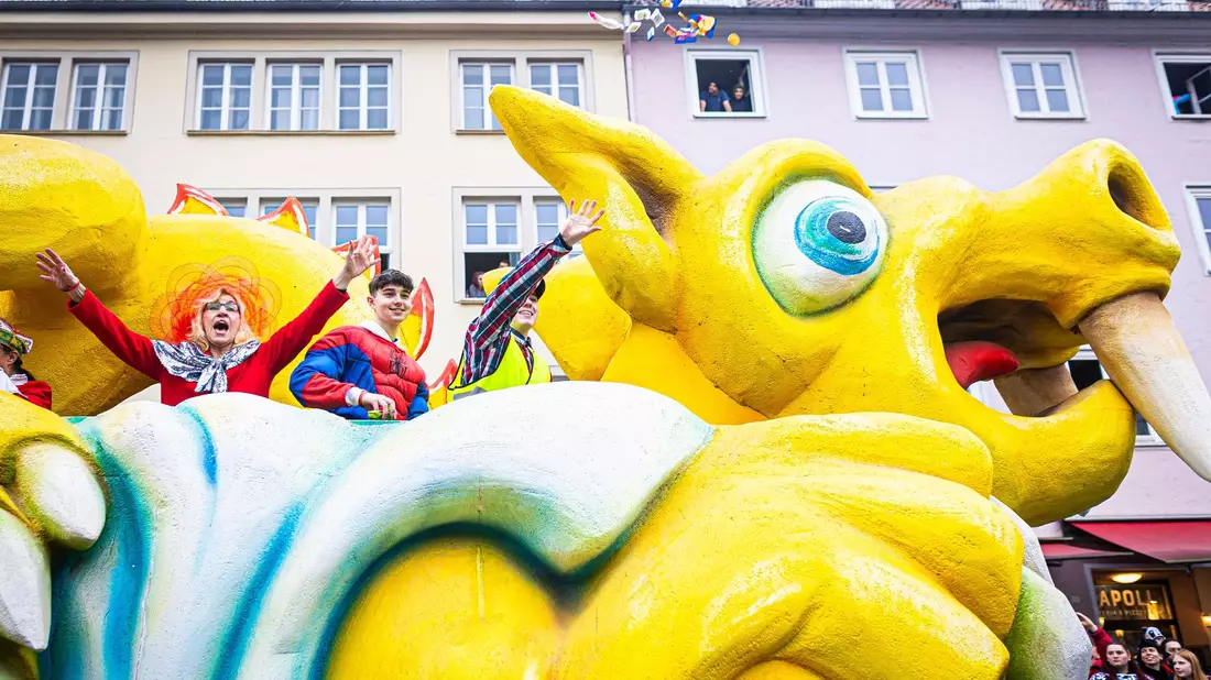 Motivwagen beim Karnevalsumzug «Schoduvel» in Braunschweig. - Bild: Moritz Frankenberg/dpa