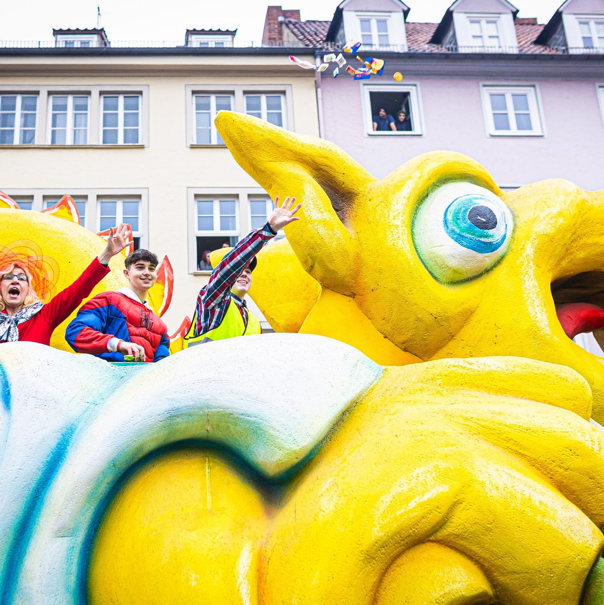 Motivwagen beim Karnevalsumzug «Schoduvel» in Braunschweig. - Foto: Moritz Frankenberg/dpa
