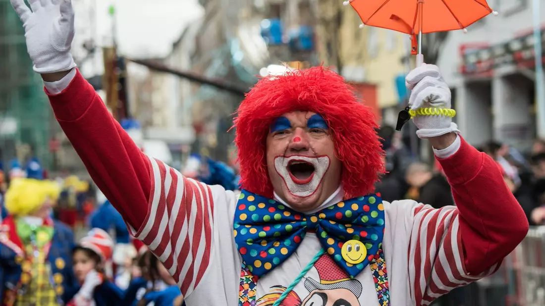 Ein Clown mit Schirmchen beim Fastnachtszug in Ludwigshafen. - Bild: Andreas Arnold/dpa