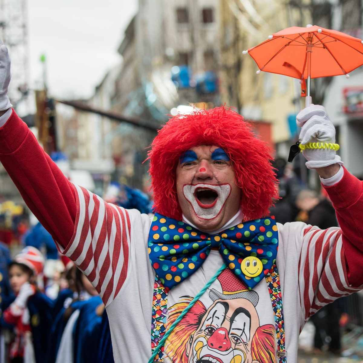 Ein Clown mit Schirmchen beim Fastnachtszug in Ludwigshafen. - Foto: Andreas Arnold/dpa