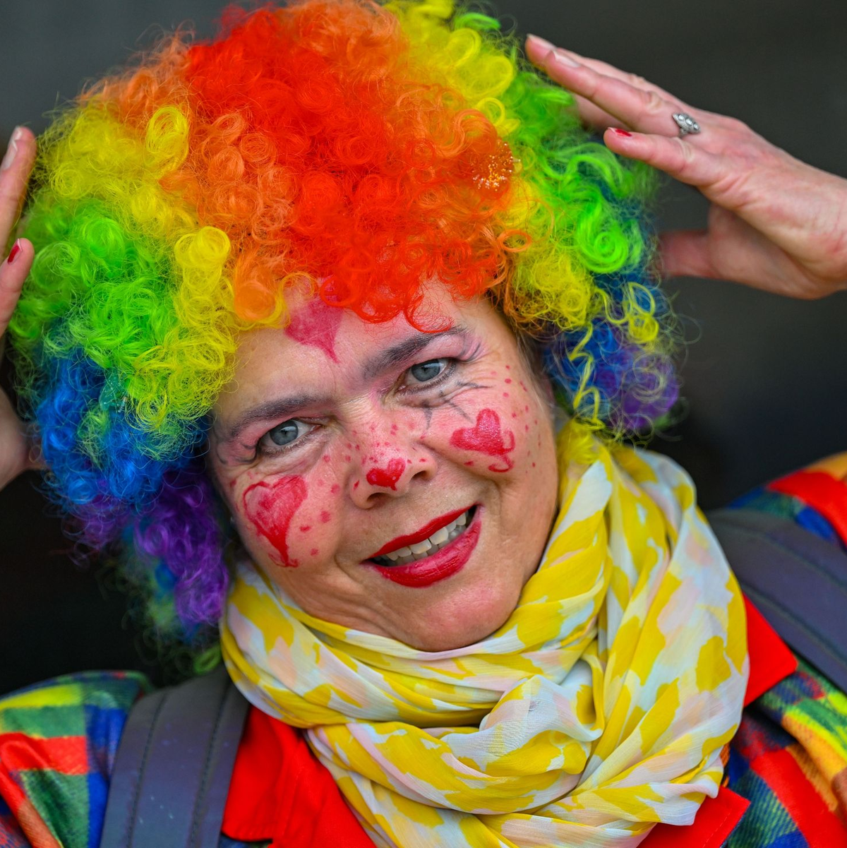 Eine Narrin mit bunter Perücke beim Karnevalumzug in Cottbus. - Foto: Patrick Pleul/dpa