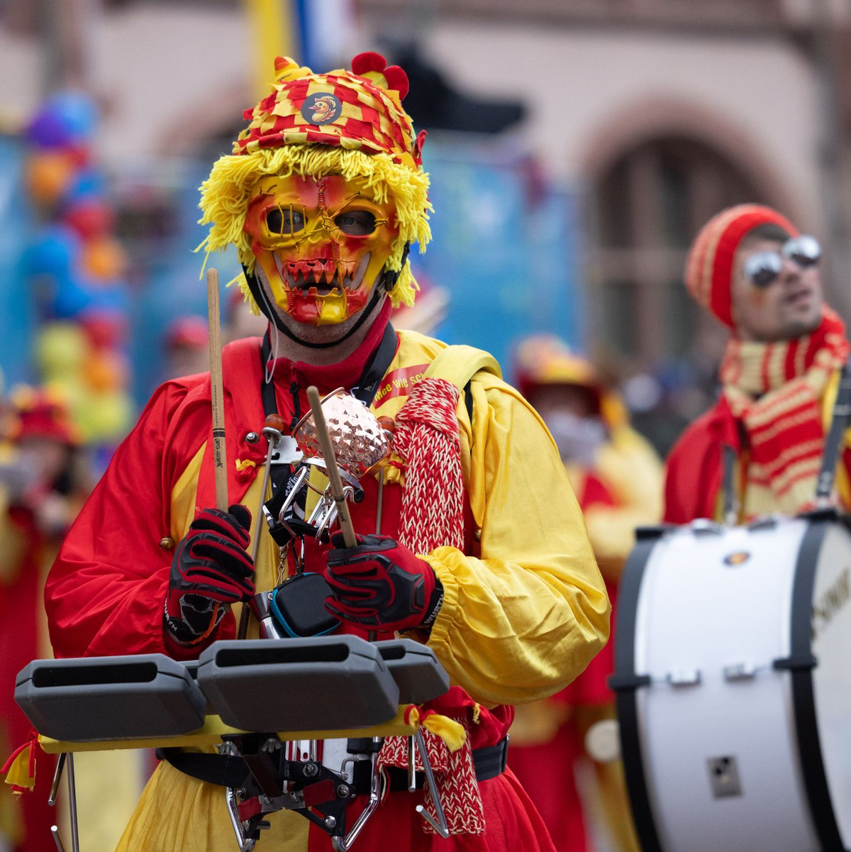 Der Große Frankfurter Fastnachtszug zieht durch die Frankfurter Innenstadt. - Foto: Lando Hass/dpa