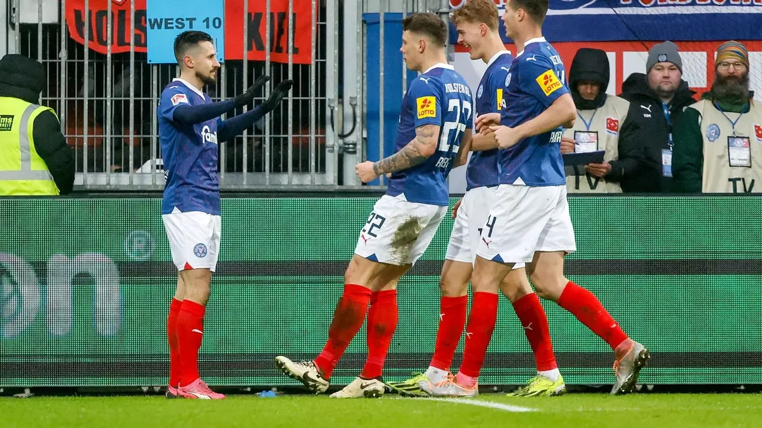 Holstein Kiel feierte einen Heimsieg gegen den FC Schalke 04. - Bild: Axel Heimken/dpa