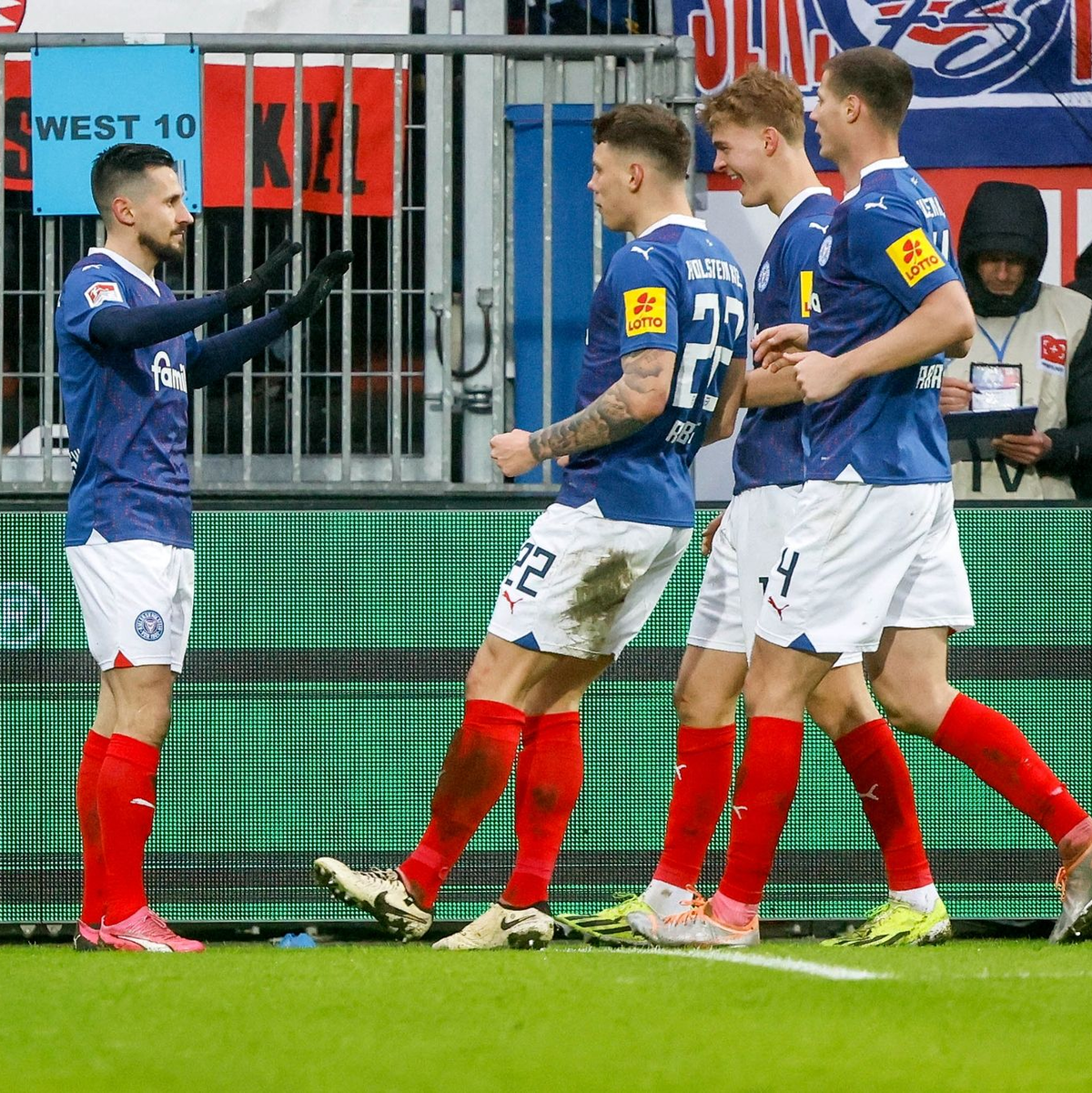 Holstein Kiel feierte einen Heimsieg gegen den FC Schalke 04. - Foto: Axel Heimken/dpa