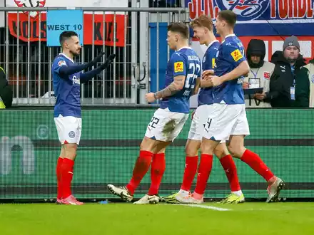 Holstein Kiel feierte einen Heimsieg gegen den FC Schalke 04. - Foto: Axel Heimken/dpa