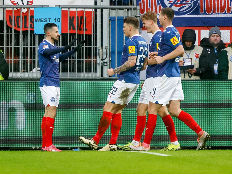 Holstein Kiel feierte einen Heimsieg gegen den FC Schalke 04. - Foto: Axel Heimken/dpa