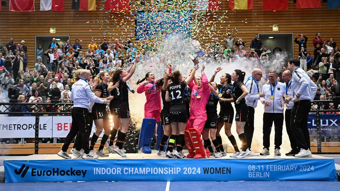 Das deutsche Team jubelt bei der Preisverleihung der Europameisterschaft. - Bild: Sebastian Christoph Gollnow/dpa