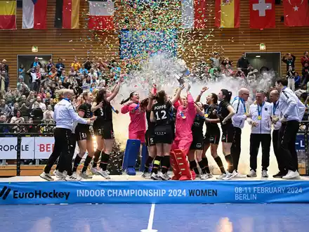 Das deutsche Team jubelt bei der Preisverleihung der Europameisterschaft. - Foto: Sebastian Christoph Gollnow/dpa